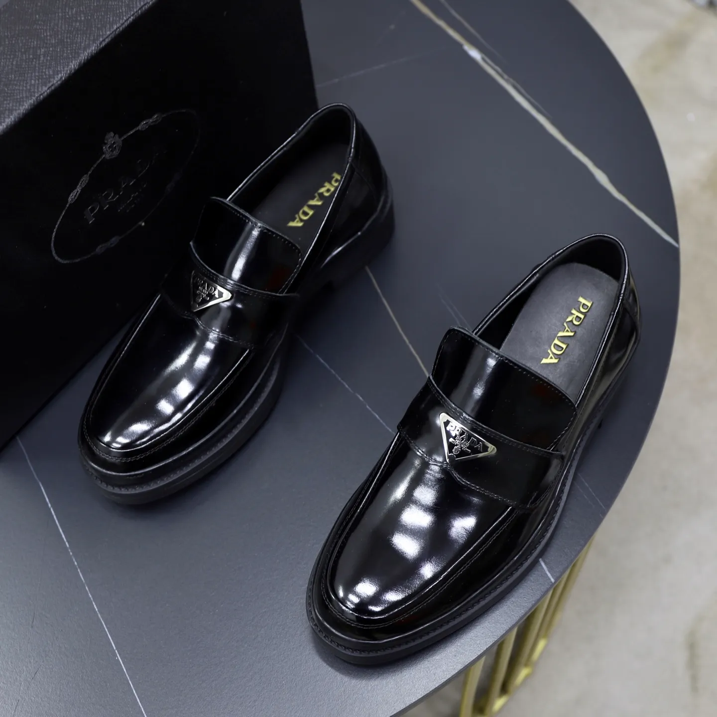 Ex-factory price: 500💰🙅‍♂️🙅‍♂️🙅‍♂️ Brand: PRADA Standard code: Men's code 38-44 (45 can be customized) Grade: Same style as the official website Original order quality Material: Original cowhide surface Comfortable lining Original outsole Style category: Men's fashionable casual leather shoes Distinguished big-name luxury elements Top luxury Color: Color of the actual picture